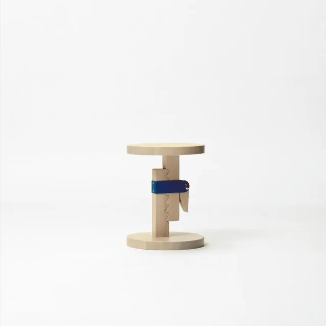 PS 2026 height-adjustable birch stool with bright blue seat and ratchet-tooth height mechanism