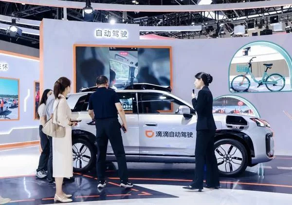 滴滴自动驾驶Robotaxi R2在交通展现场的实车照片