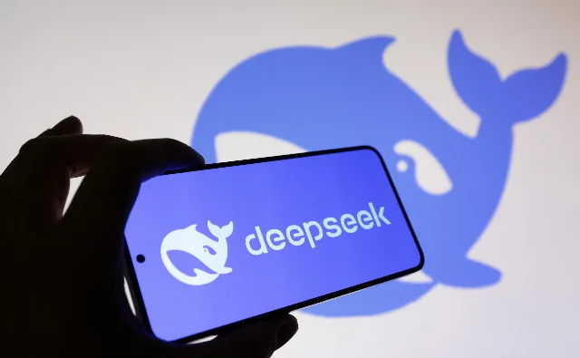 手机屏幕上的 DeepSeek 标识与背景投影
