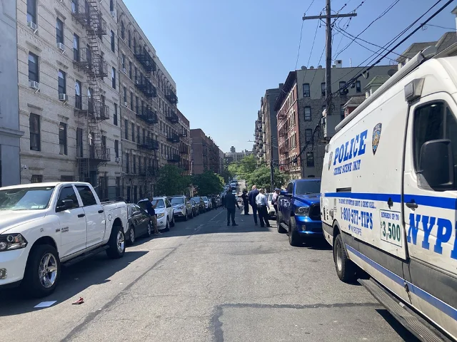 警方封锁布朗克斯 Marion Avenue 案发路段,多辆警车停驻,侦探在场|来源:Norwood News
