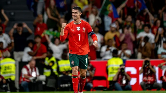 Cristiano Ronaldo 身穿 Portugal 球衣庆祝