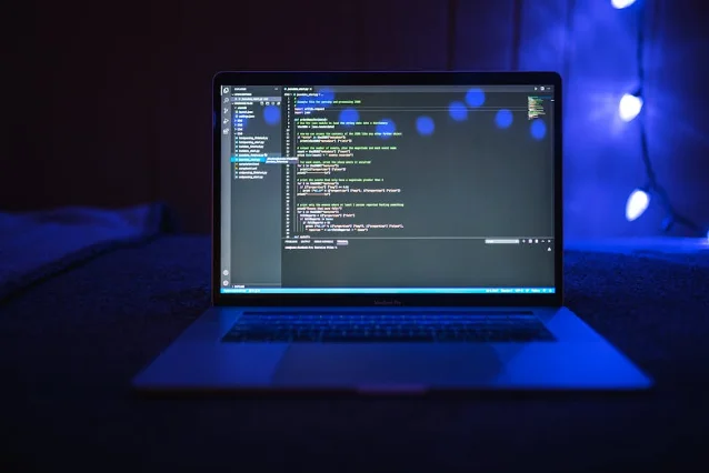 深蓝调代码编辑器,展示 Python 异步代码,与文章技术主题呼应