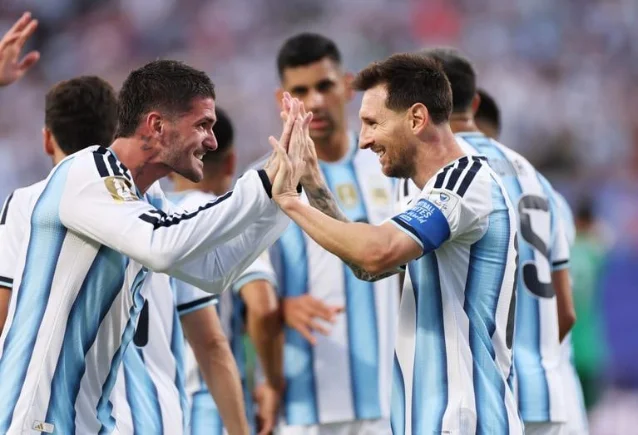 Rodrigo De Paul and Lionel Messi celebrate during Argentina's World Cup opener