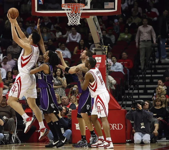NBA 比赛场馆现场,球迷密集,灯光璀璨的室内竞技球场