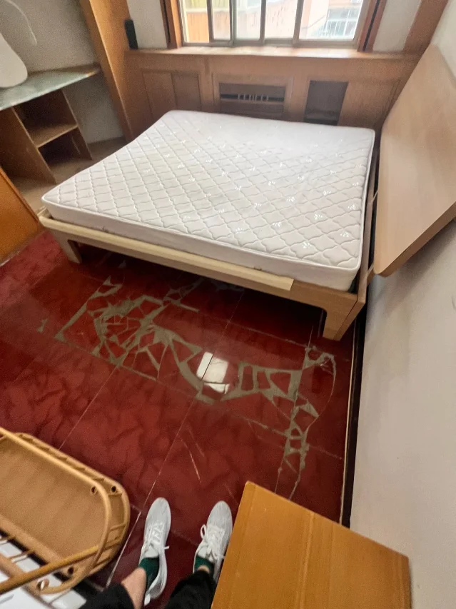 卧室俯拍角度,能看到床、地面和部分门口