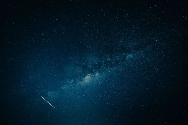 Milky Way with shooting star across a clear night sky — Leo's dynamic week ahead