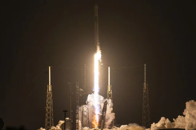 SpaceX 猎鹰 9 号火箭夜间发射