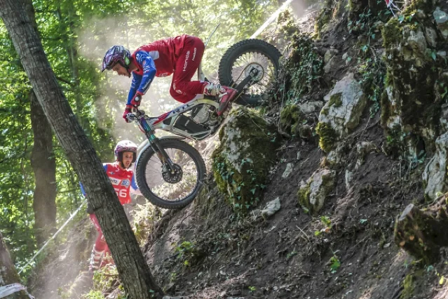 Miquel Gelabert 驾驶 Honda RTL Electric 通过岩石障碍