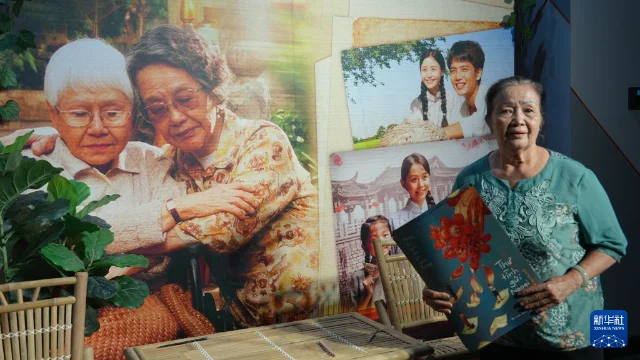越南胡志明市首映场的观众观看银幕上的越南版海报