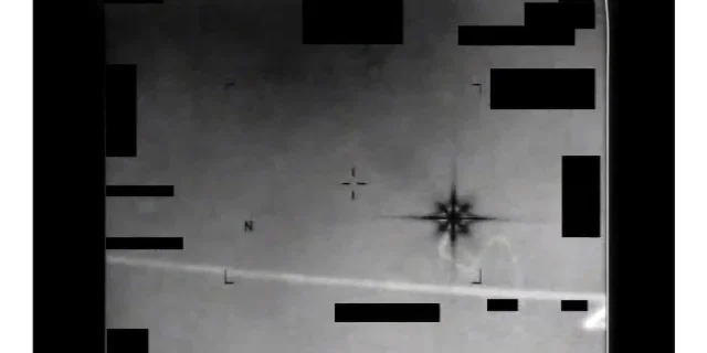星形 UFO 红外成像截图,中心可见 8 角星形目标,带瞄准标记,边缘多处内容已涂黑
