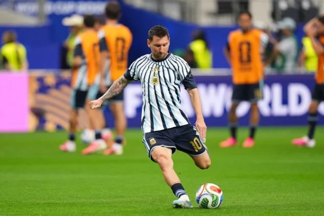Messi warms up before Argentina-Austria in Dallas