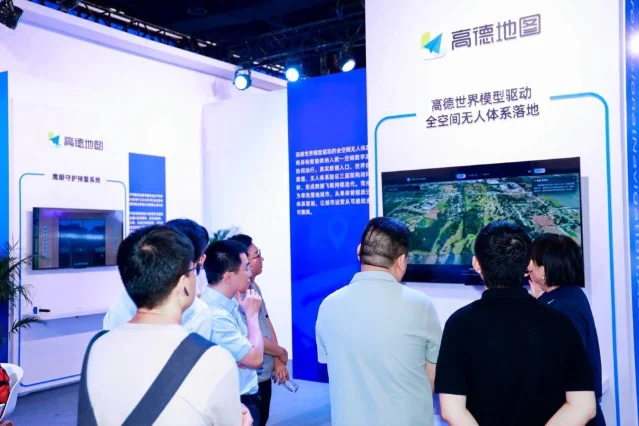 高德交通展现场大屏展示世界模型驱动的全空间无人体系