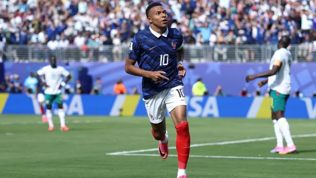 France and Senegal match scene