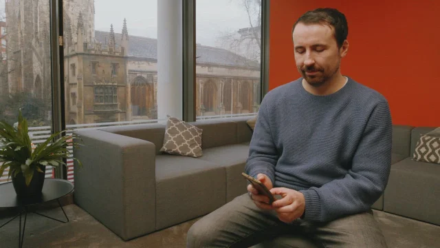Just Eat 官方横版演示视频缩略图:用户手持手机使用 AI 助手
