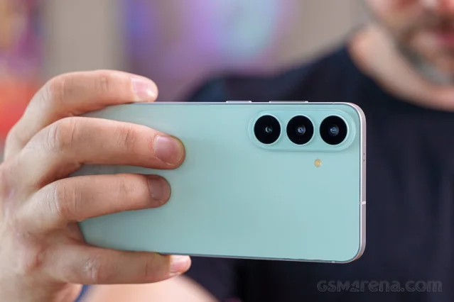 Galaxy S26 FE 机身侧边与相机岛台
