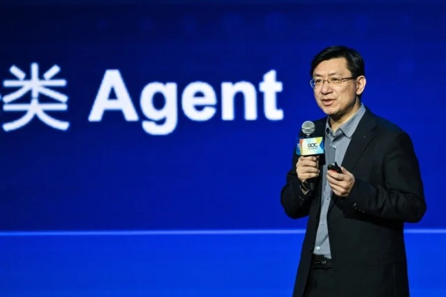 阶跃星辰创始人兼 CEO 姜大昕在全球开发者大会上演讲