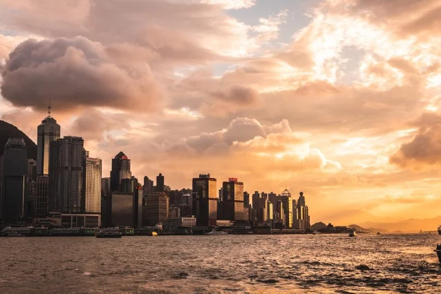 香港维多利亚港日落全景,港股 IPO 市场近期持续活跃