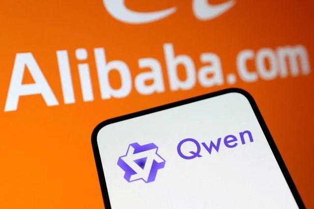 橙色背景中的 Alibaba 与 Qwen 标识，前景是一部手机