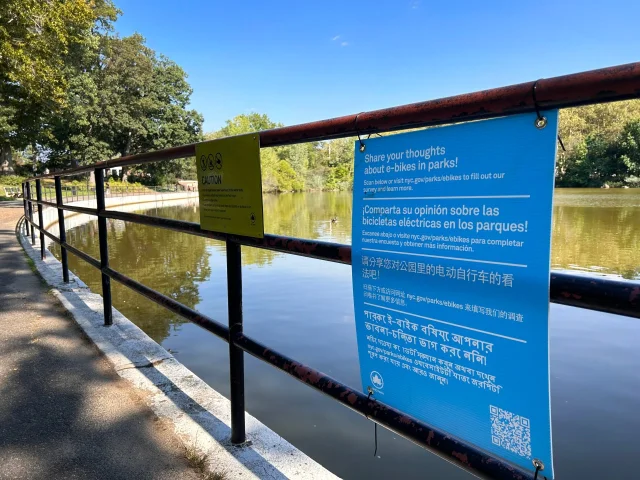 Kissena Lake 湖畔步道护栏,此处即案发水域附近|Kissena Park 湖边现场区域