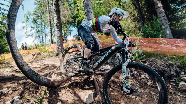 E-MTB 车手在林间技术赛道骑行