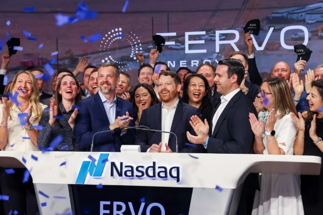 Fervo Energy 于纳斯达克 IPO 现场,员工和支持者为新股上市欢呼