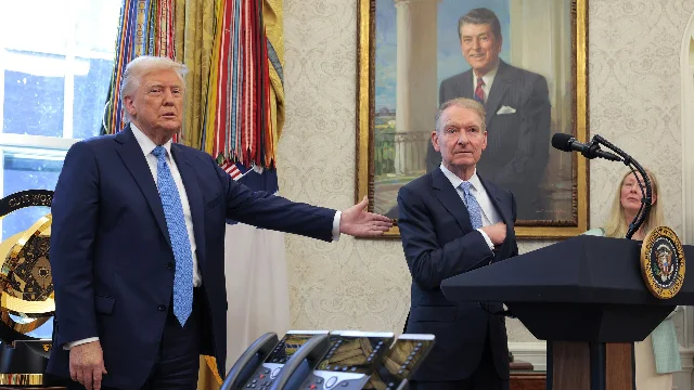 SEC 主席 Paul Atkins 与 Trump 在白宫签署就职典礼现场——Atkins 主导了本次 IPO 规则改革
