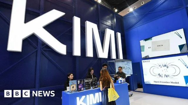 WAIC现场的Kimi K3展台,屏幕显示模型名称,前方有参观者