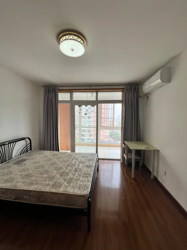 卧室带阳台和小书桌