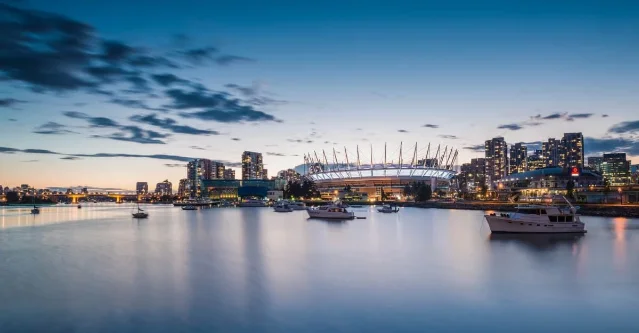 从 False Creek 方向看到的 BC Place,是温哥华比赛日核心场馆