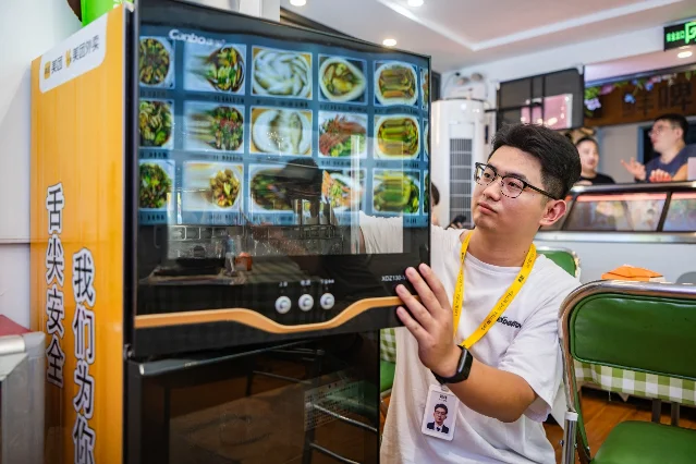 门店后厨直播屏前的现场