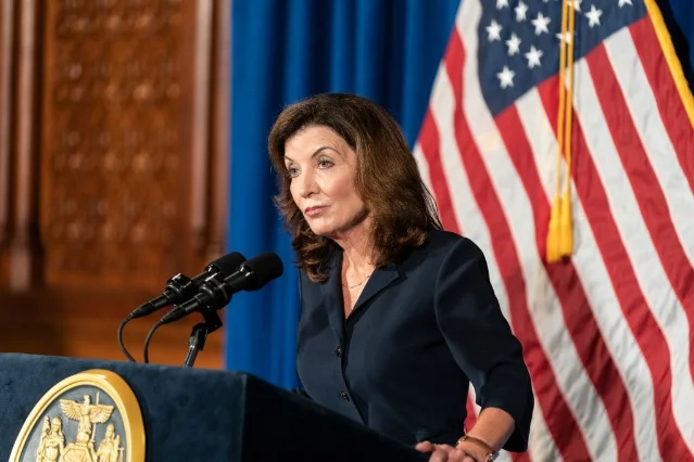 纽约州州长 Kathy Hochul 在讲台前发表讲话