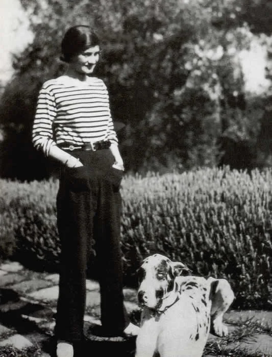 Gabrielle Chanel 身穿条纹水手衫的历史照片