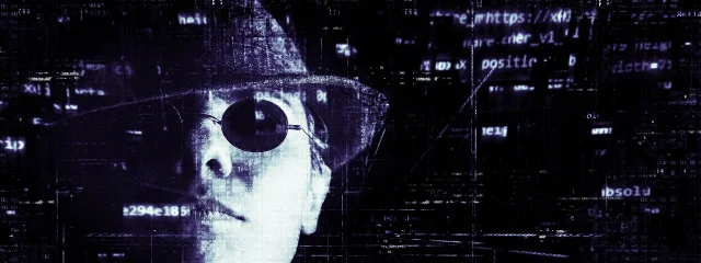Chercheur en sécurité analysant du code sur écran sombre
