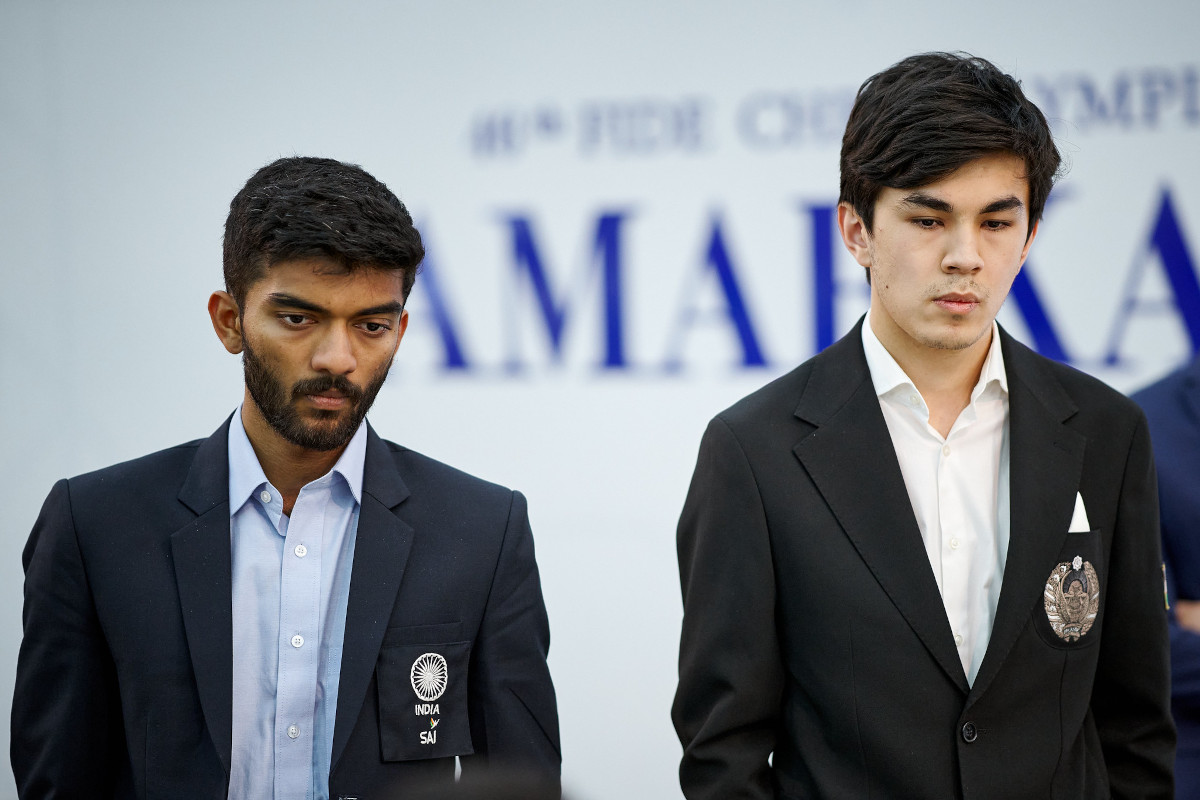 Gukesh Dommaraju and Javokhir Sindarov watching the round-nine match