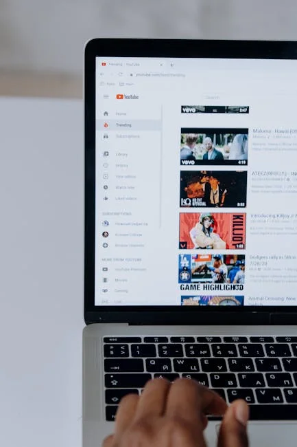 YouTube 频道订阅更新,手机播放界面