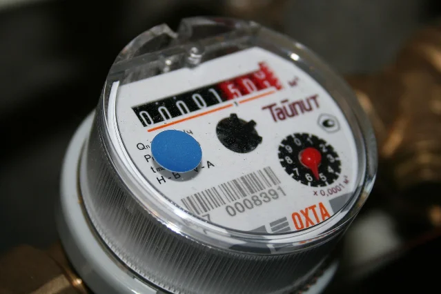 Face of a domestic water meter, showing black and red figures and a small dial marked ×0,0001