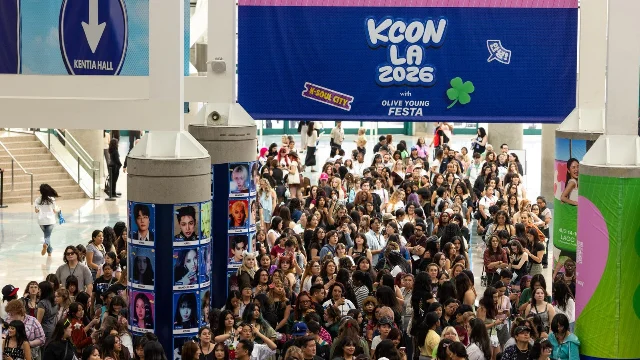 洛杉矶会议中心内的 KCON LA 2026 现场人流