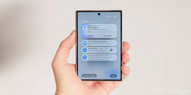 Gemini Intelligence task progress notification on a Galaxy foldable