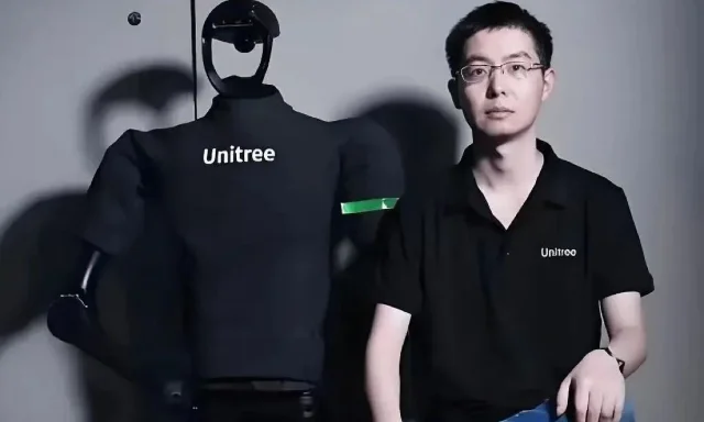 宇树科技创始人王兴兴与人形机器人
