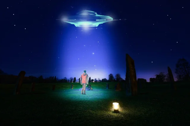 UFO 夜空目击概念图:黑夜中停着飞碟,蓝光照射大地,一人孤身仰望