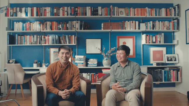 Pangram两位联合创始人在书架前接受拍摄