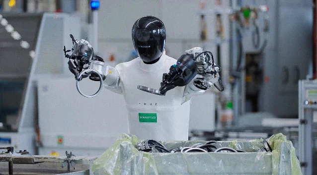Humanoid 人形机器人在 Schaeffler 工业现场作业