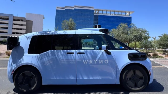 Waymo Ojai 无人出租车,蓝色极氪车身