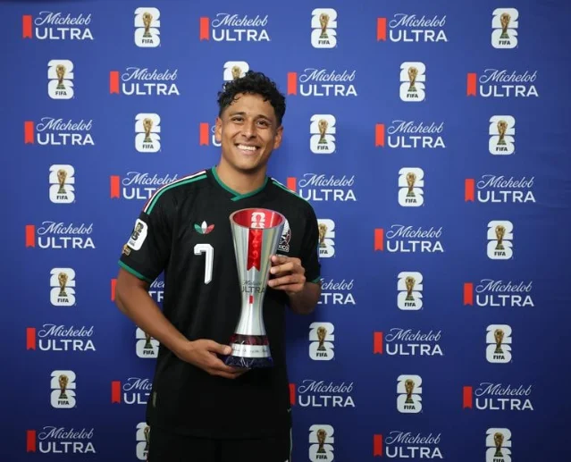 Luis Romo手持FIFA单场最佳奖杯