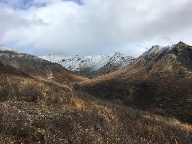 秋季落在山脊上的第一层新雪