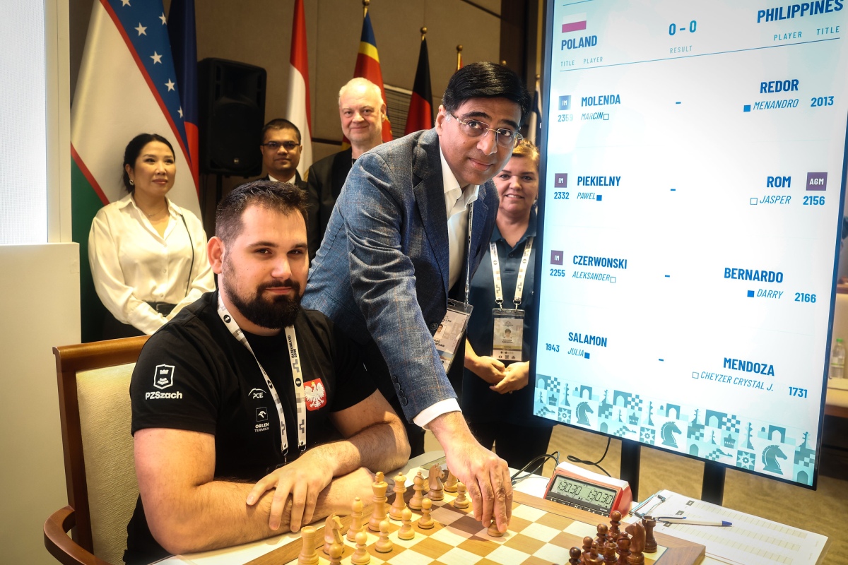 Viswanathan Anand making the ceremonial first move