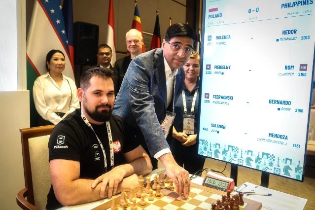 Viswanathan Anand making the ceremonial first move