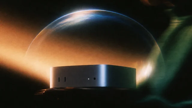 Perplexity 官方产品图:一台 Mac mini 立在暗色环境里,上方罩着一层球形的暖色与蓝色光晕