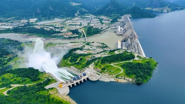 The dam and its reservoir seen from the air in August 2024
