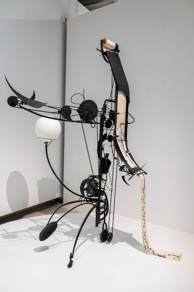 让·丁格利《Méta-matic no 17》（1959）在展厅中展开纸带